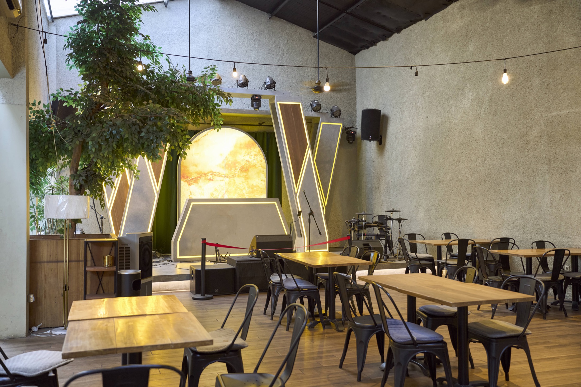 Panggung dan area seating Lokal Folk yang siap untuk live music dan acara malam