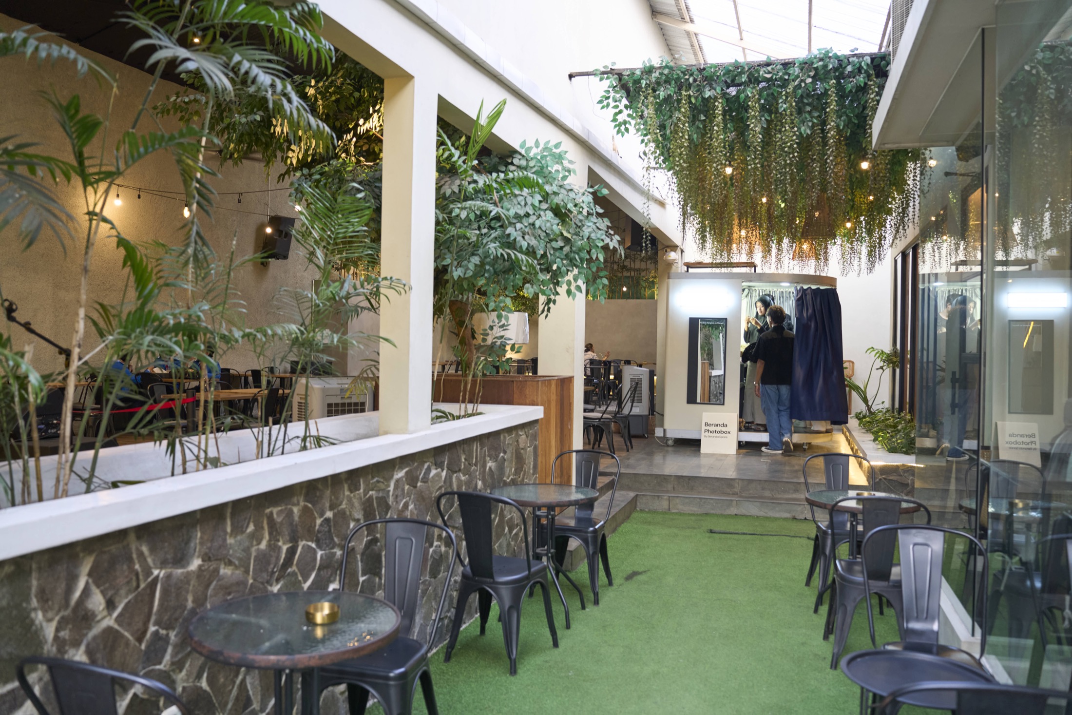 Area Lokal Folk yang nyaman untuk work from cafe dan duduk lebih lama